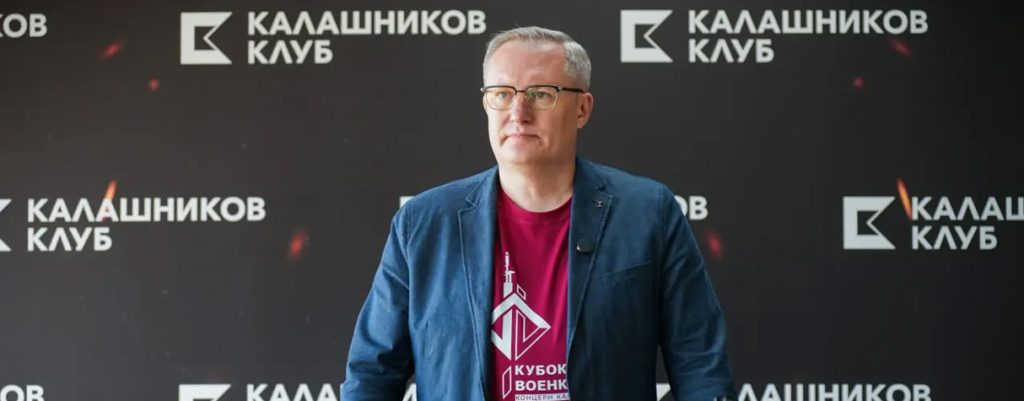 Главный конструктор концерна «Калашников» Сергей Уржумцев демонстрирует новые образцы оружия